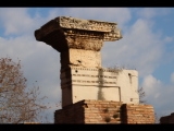 02242 ostia - regio v - insula xi - portico degli archi trionfali (v,xi,7-8) - fragment des arco onorario di caracalla .jpg